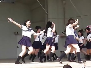 严重的公鸡在几个荡妇的储物柜中分享