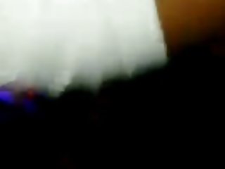 室外pelasuring为年轻金发碧眼的女人