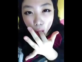 玩厚厚的假阳具让这个顽皮的宝贝很热