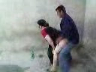 年轻的爱丽丝三月与她的新男友尝试肛交