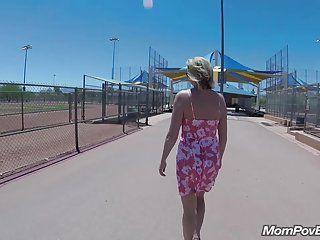 性感娃娃Hailey Comet正在展示她巨大的后门